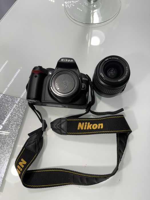 Nikon D3000 + obiektyw 18-55mm