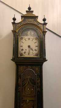 Relógio antigo de pé alto com Pêndulo