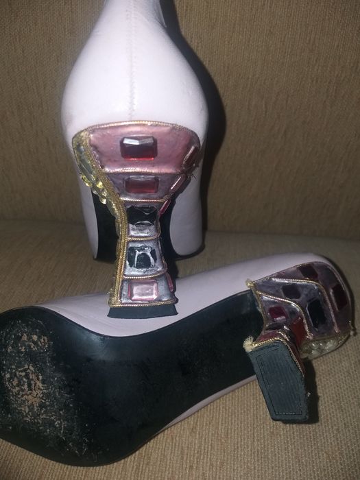 Sapatos completamente novos