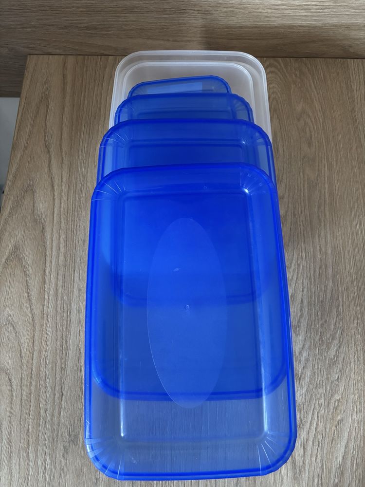 Pudełka plastikowe z przykrywkami 4 szt