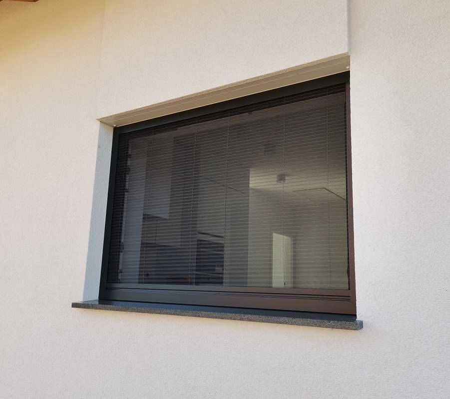 Moskitiera plisowana pionowa na okna aluminiowe.