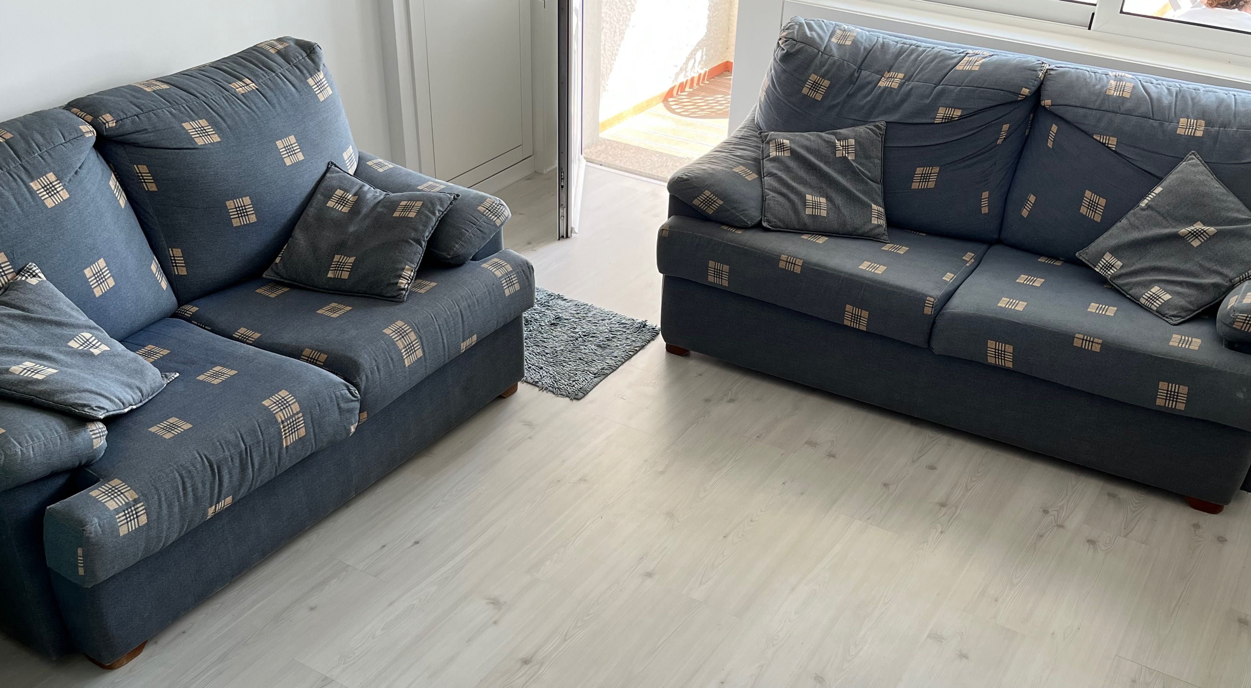 Conjunto de 2 sofás com sofá-cama em bom estado