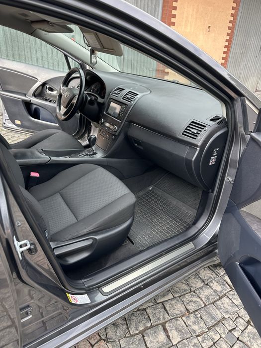 Toyota Avensis 2011 рік