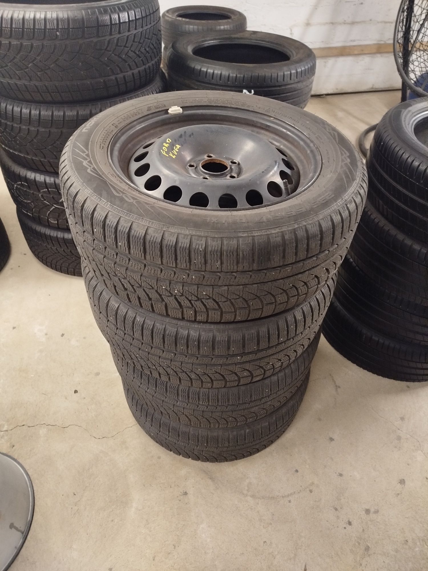 Ford Kuga felgi stalowe 17 cali 5x108 z oponami zima 235/55/17 nokian