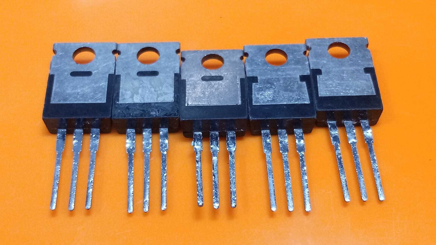 Польовий транзистор IRF3205.