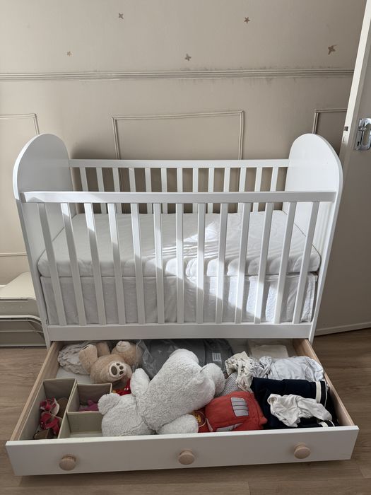 Berço de nenem + comoda + banheira