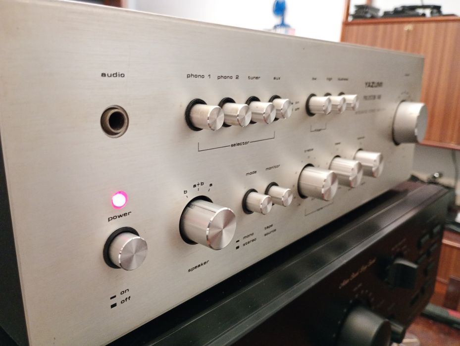 Amplificador e tuner Yazumi