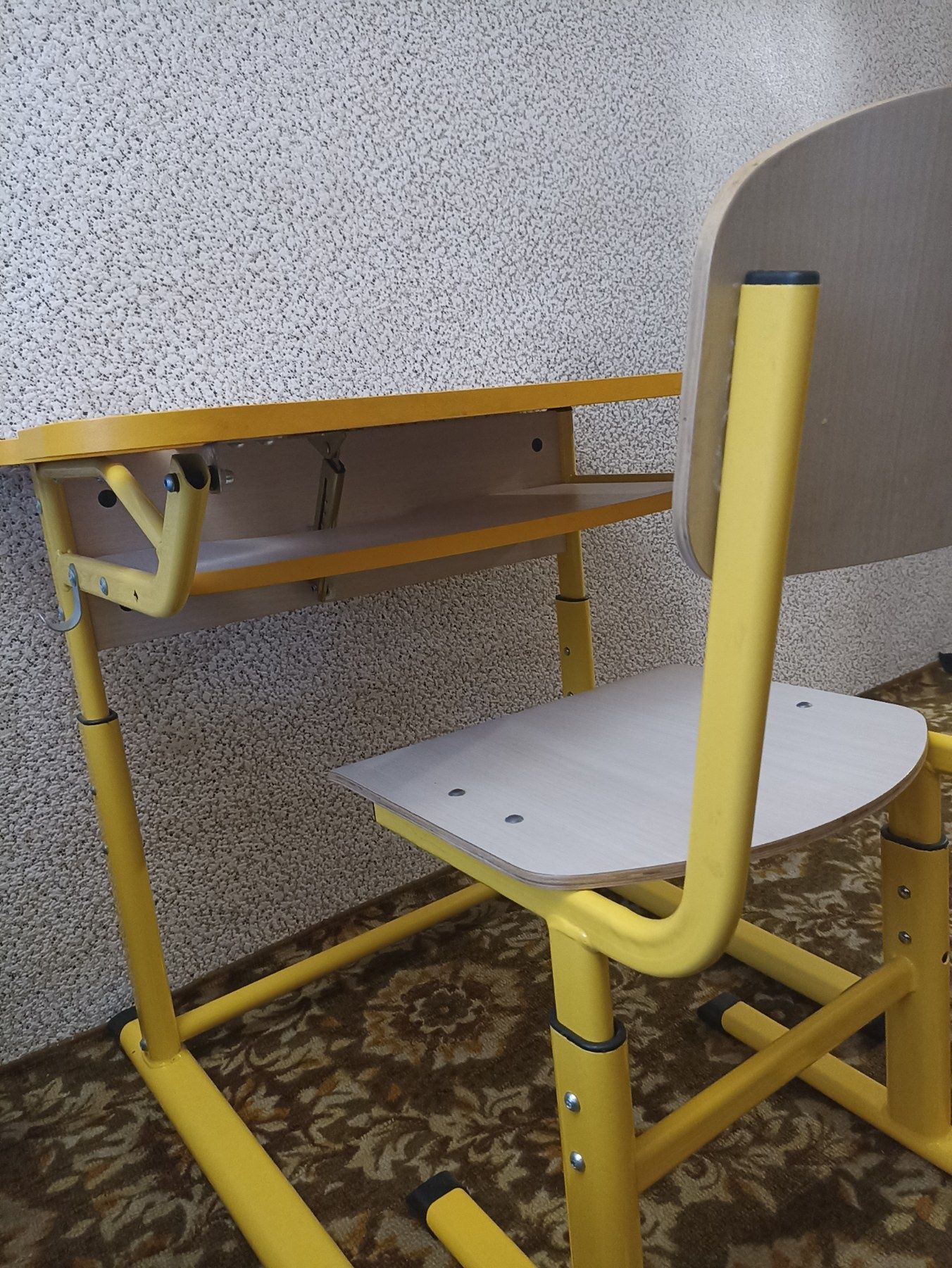 Комплект парта + стілець у гарному стані.
Є гачок для сумки, поличка п