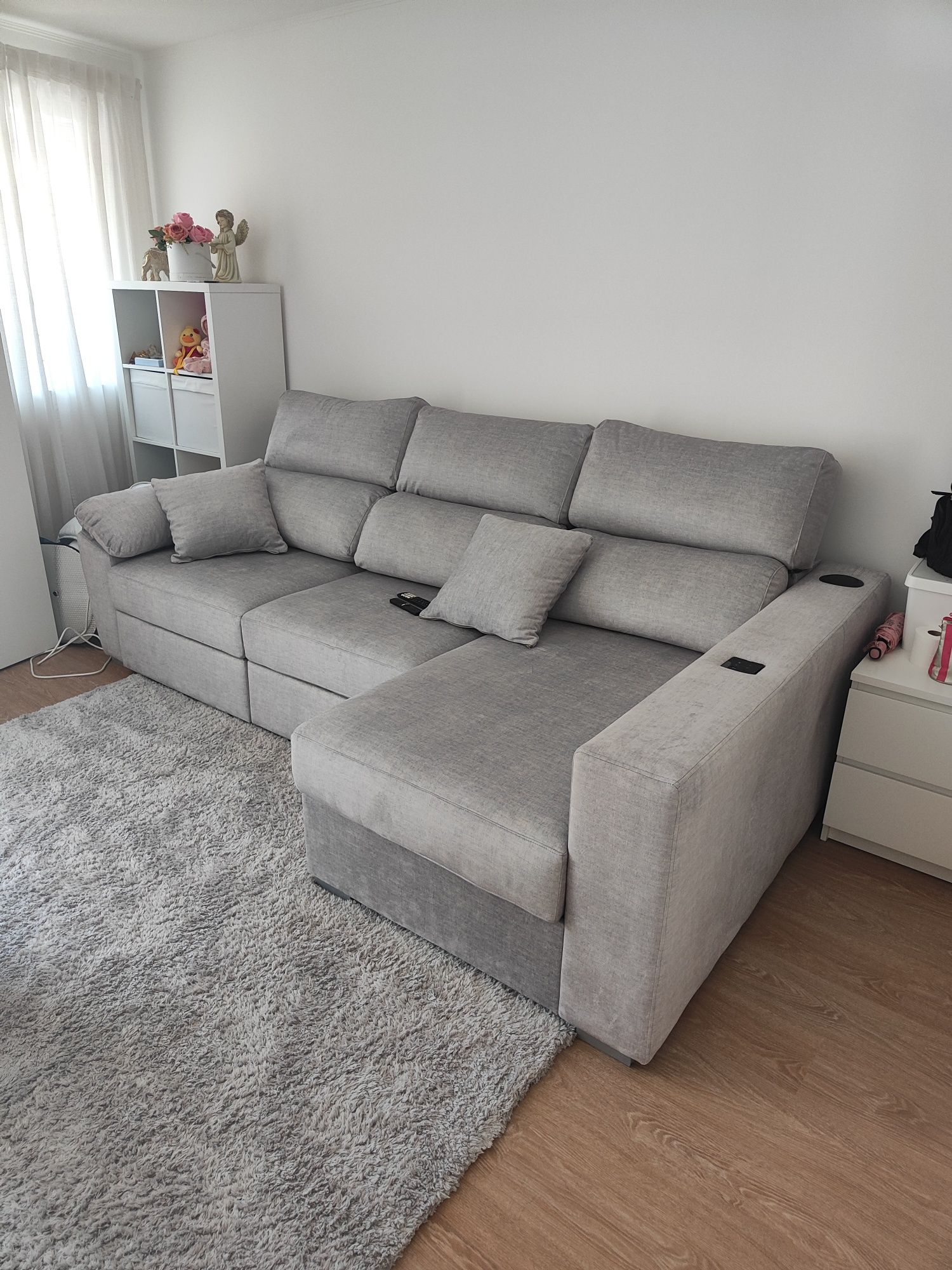 Sofá cama com chaise long + sistema som integrado