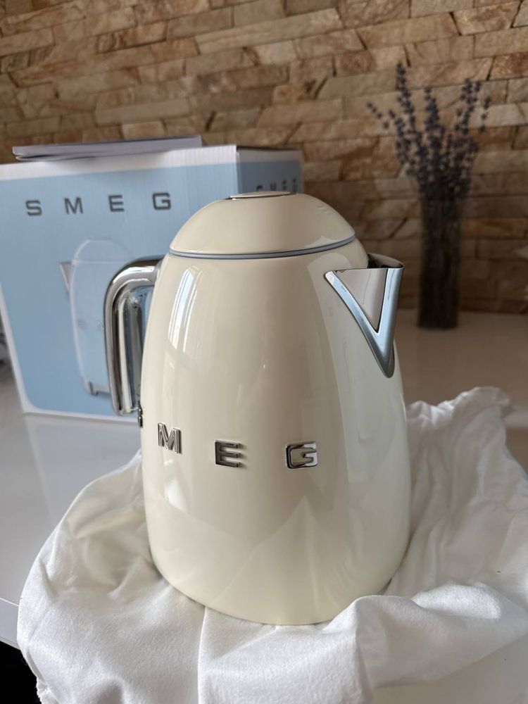 Чайник SMEG кремового кольору