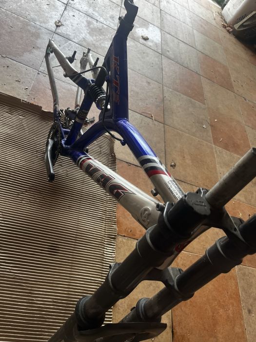 Quadro e suspensao de bicicleta vag