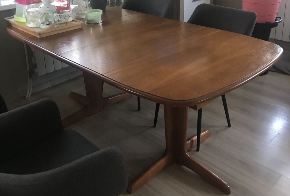 Duży porządny stół