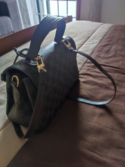 mala padronizada em tons de castanho, com alça e tiracolo,