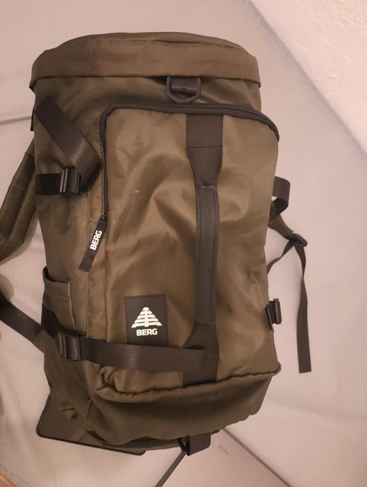 Vendo mochila berg verde c/ 3 deferentes pegas