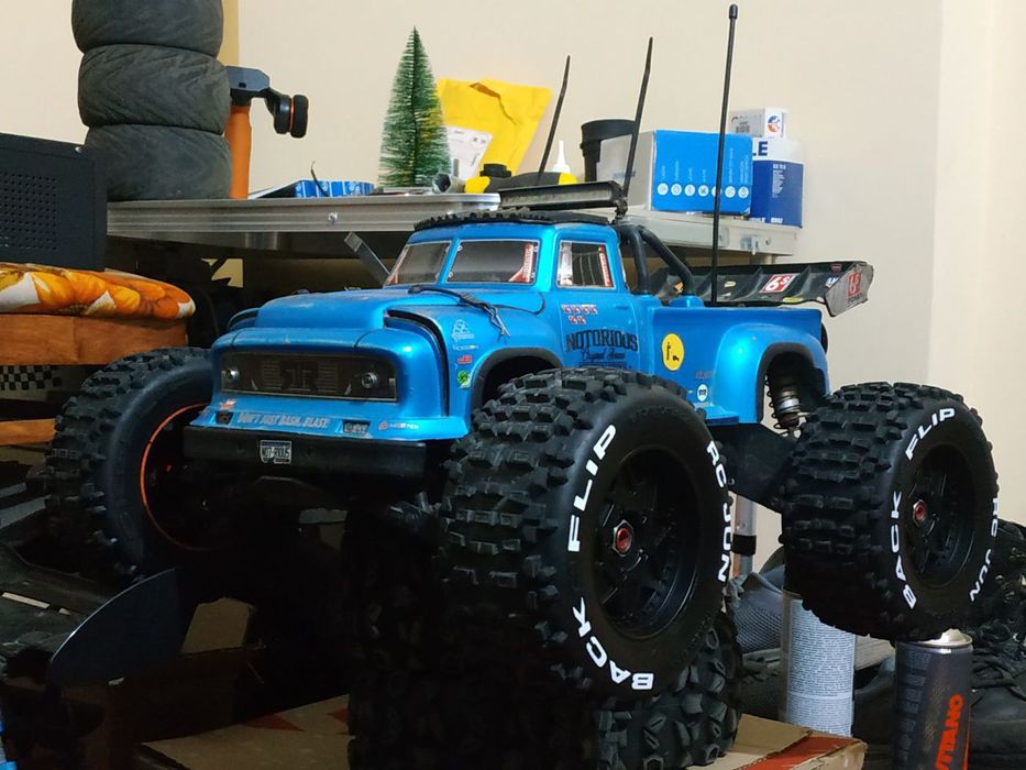 Продам радиоуправляемую модель ARRMA Outcast