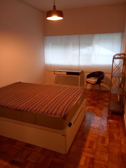 Quarto em apartamento para arrendar a estudante.