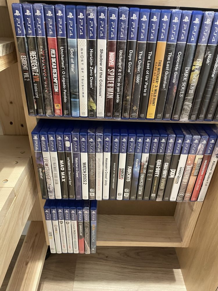 Ps4 pro com 2 comandos e 112 jogos.