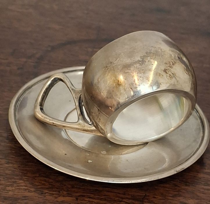 Conjunto de dois pires e duas chávenas suporte para café em prata arte