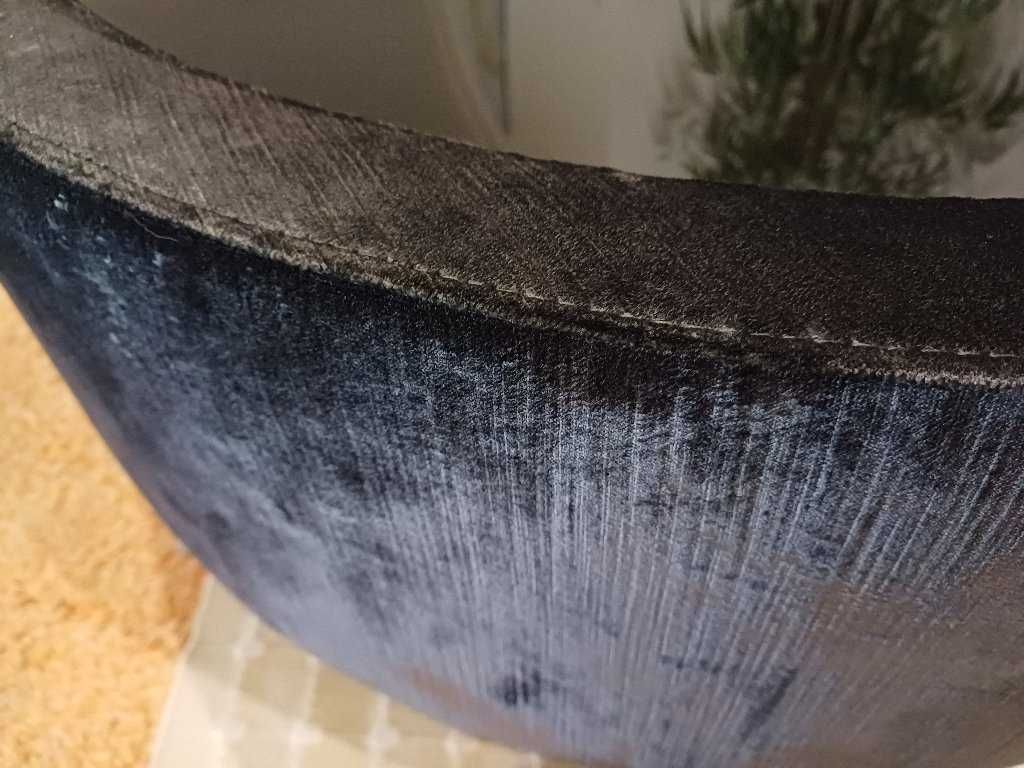 Mesa redonda com tampo de vidro em ótimo estado.
