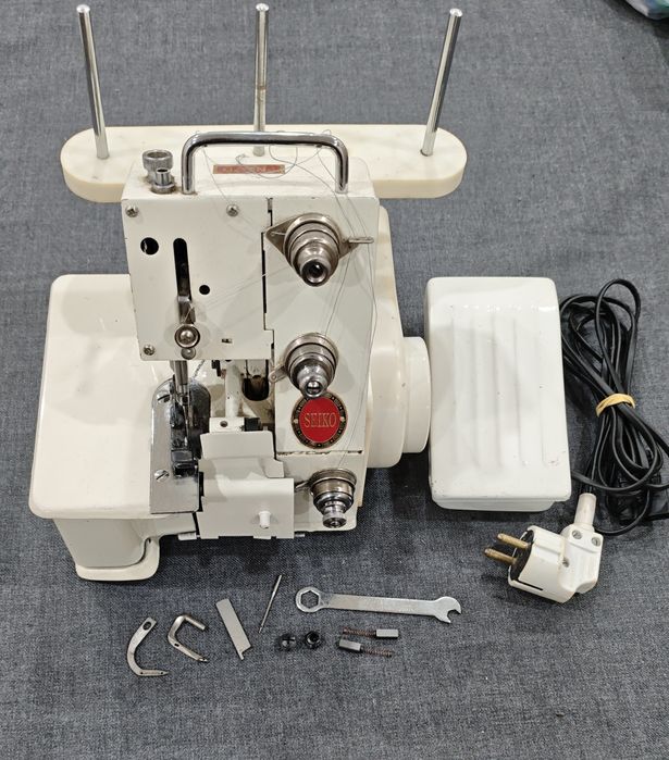 Оверлок на 3 нитки б/в