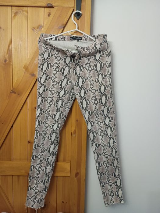 Spodnie ze wzorem skóry węża