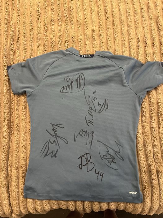 Футболки с автографами игроков Динамо Киев