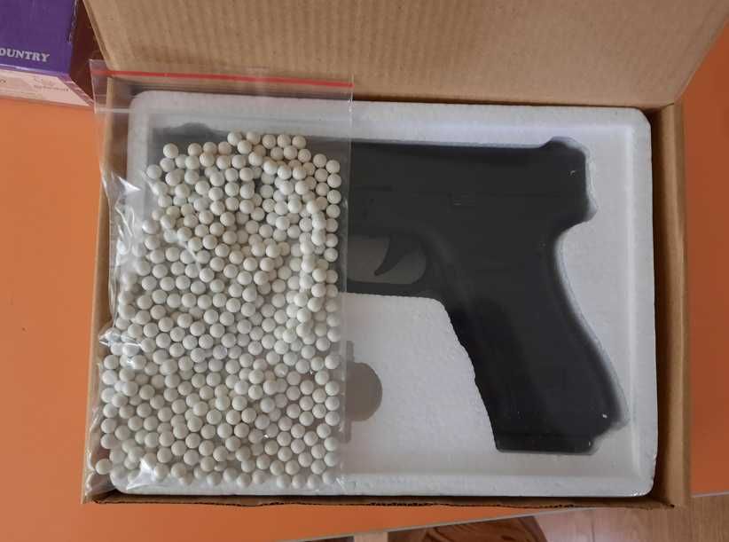 Металевий пистолет новий  на кульках пластик іграшковий zm 17 глок 6мм