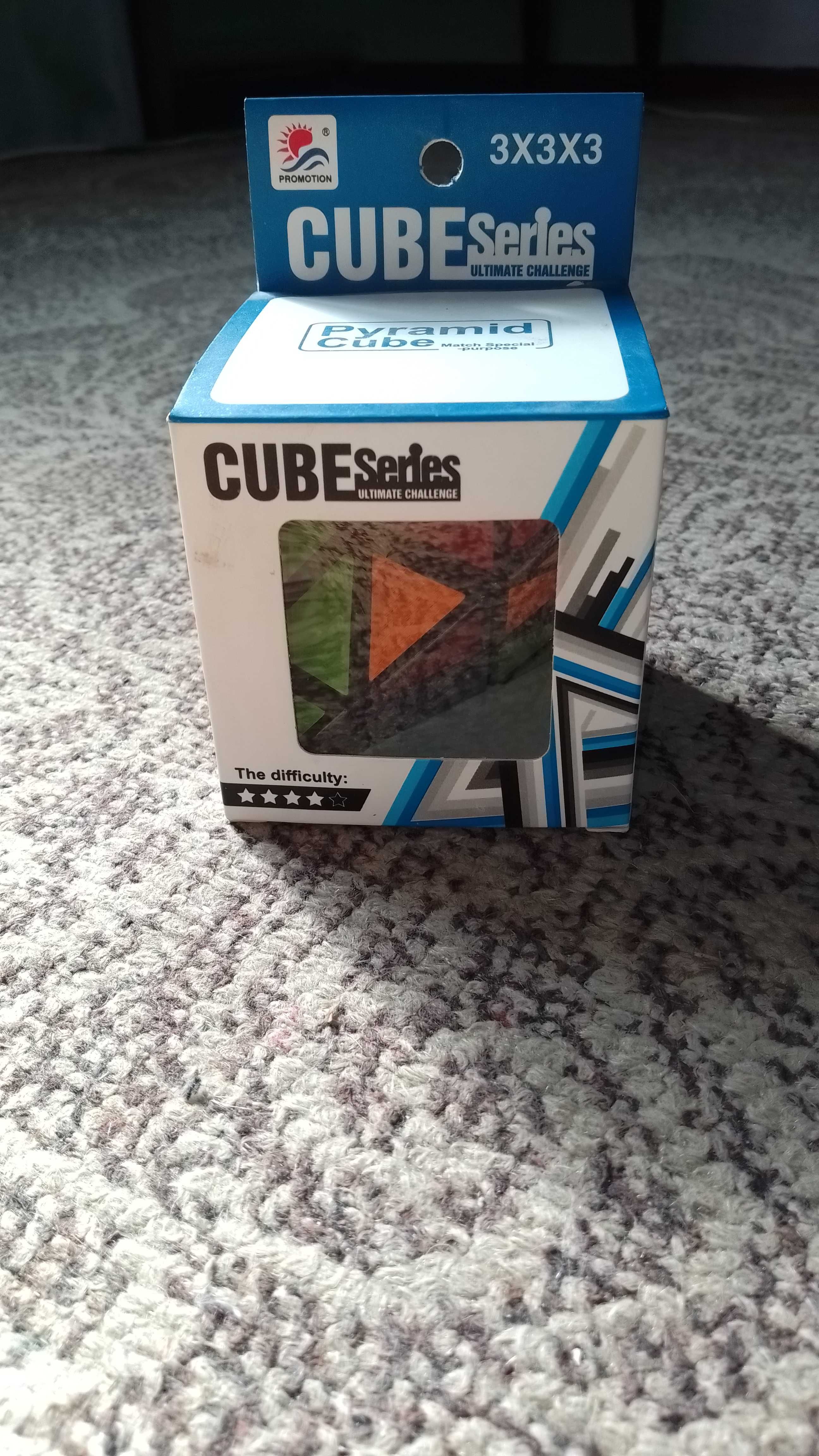Кубик(пирамида) Рубика.