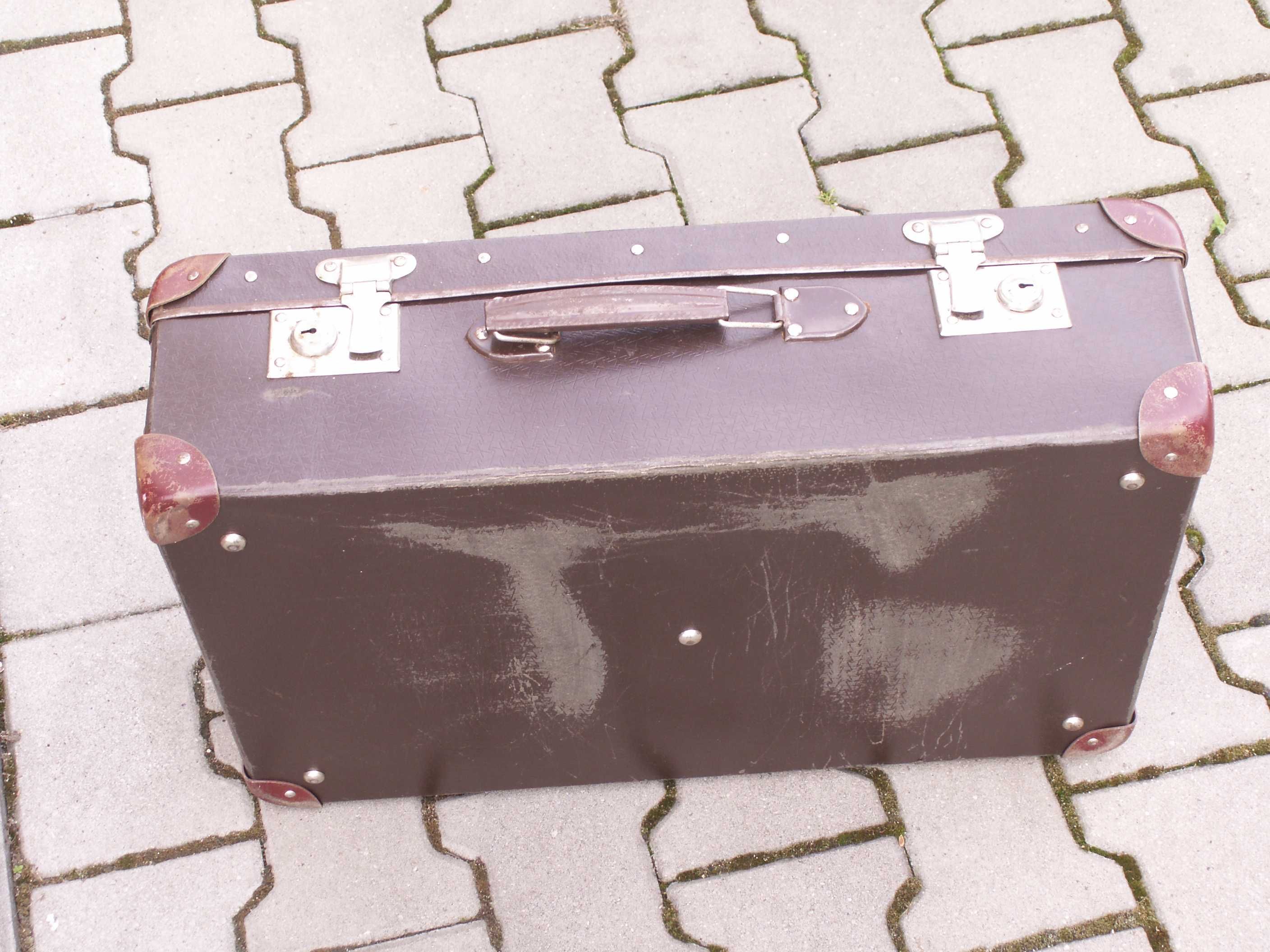 Stara walizka - waliza  z PRL'u - Sprawne zamki z kluczykiem
