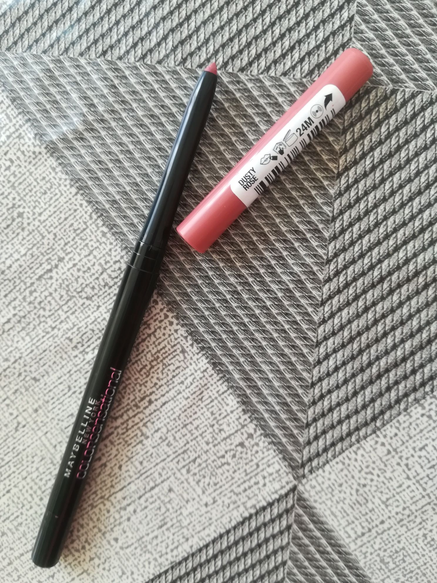 Maybelline 50 Dusty Rose wykręcana kredka konturówka do ust