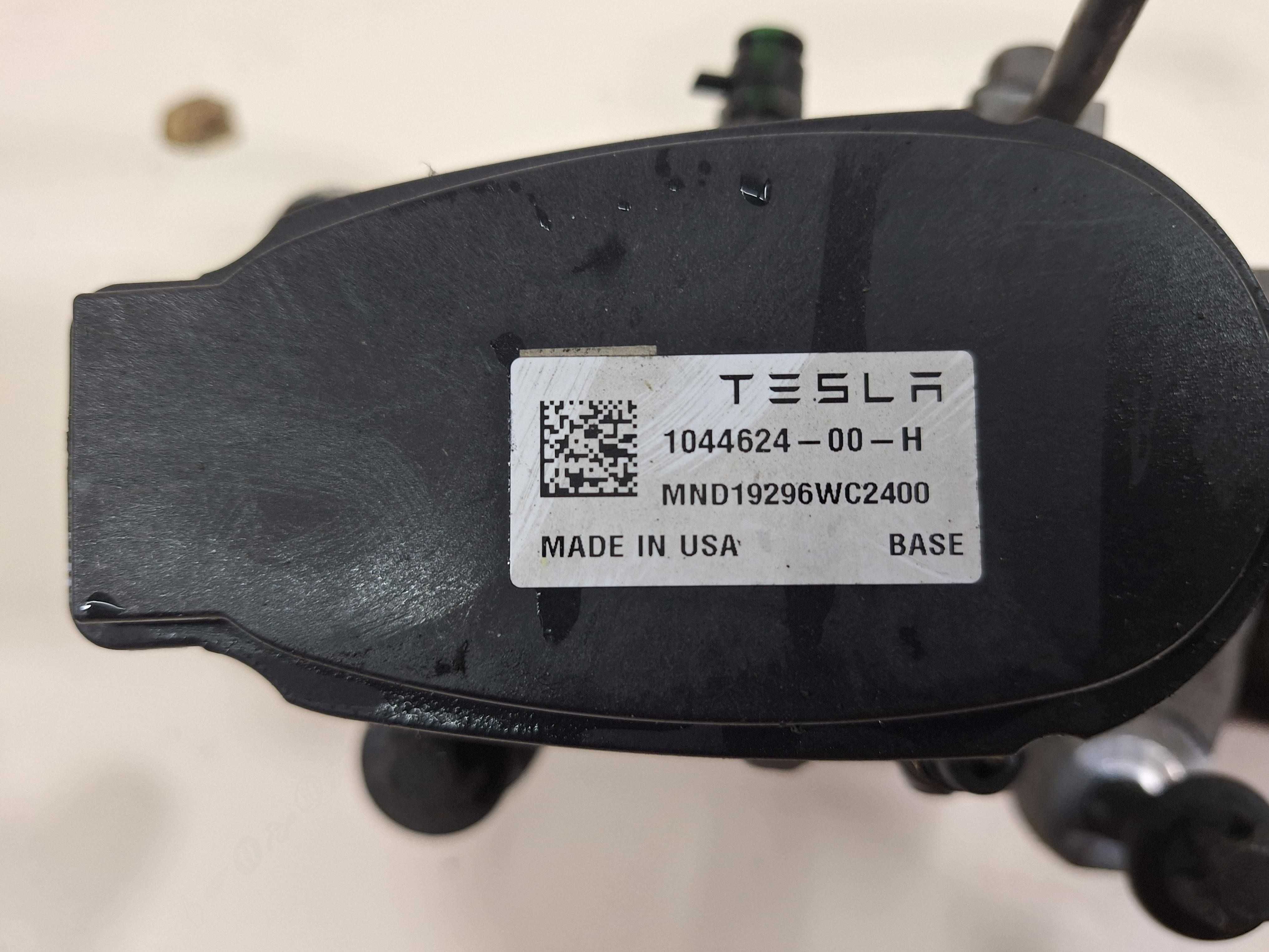 Супорт У задній правий/лівий Tesla Model 3