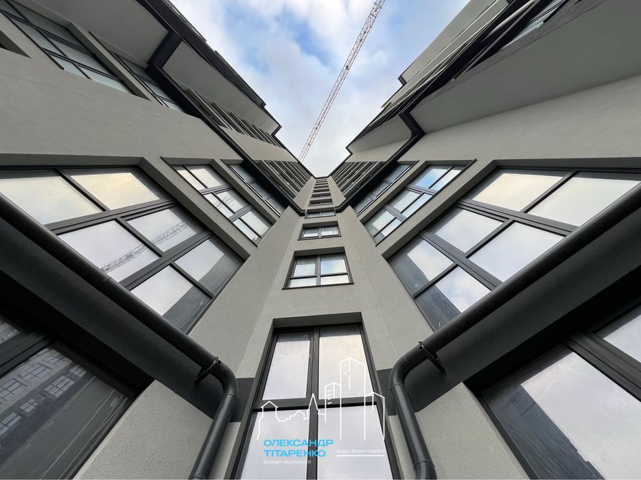 Простора квартира з покращеннями в зданому будинку!