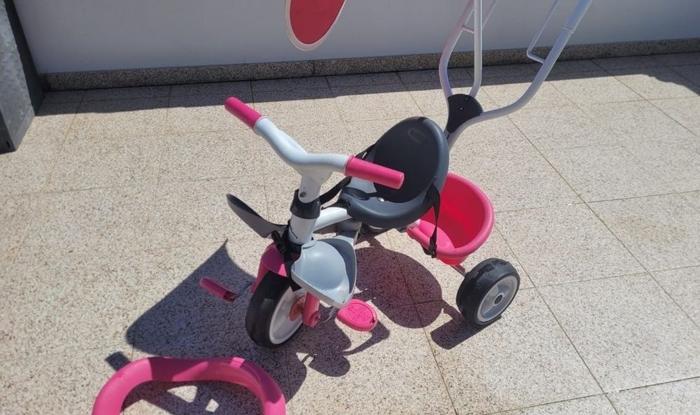 Triciclo de menina 
Entrego em mãos