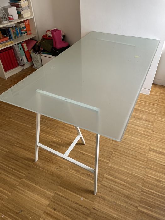 Secretária Ikea tampo de vidro e dois pés em metal