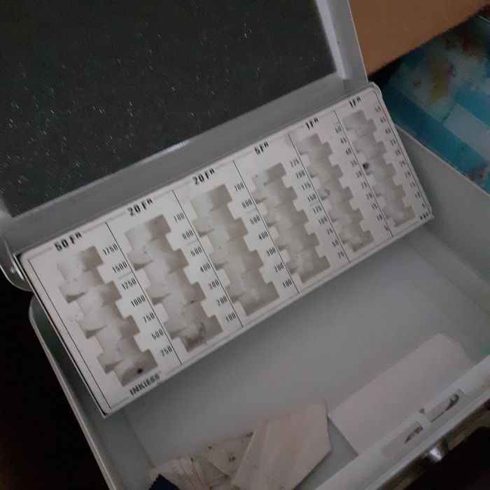 Sprzedam  kasetkę  na pieniądze  używaną