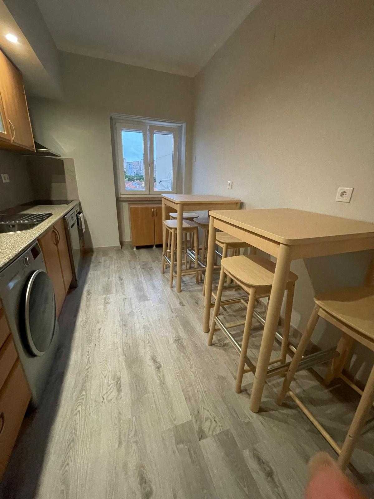 2 Mesas + 6 Bancos altos IKEA novo