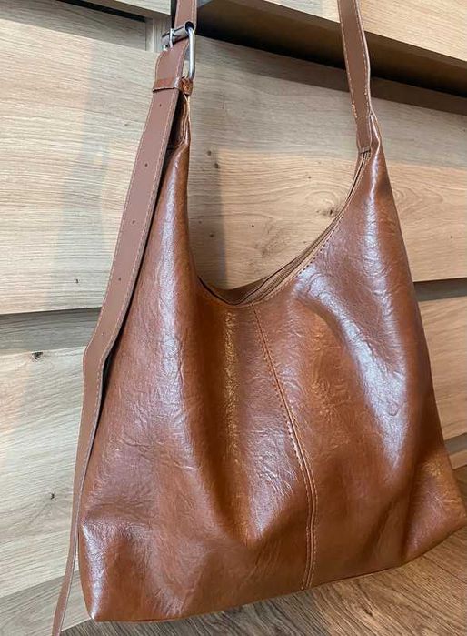 brązowa torebka na ramie regulowana zapinana na zamek shopper hobo