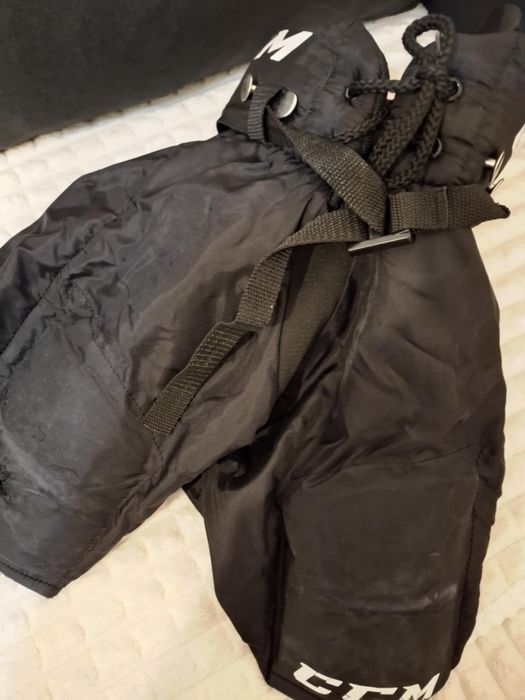 Sprzedam zestaw ochraniaczy hokejowych rozmiar 122-134