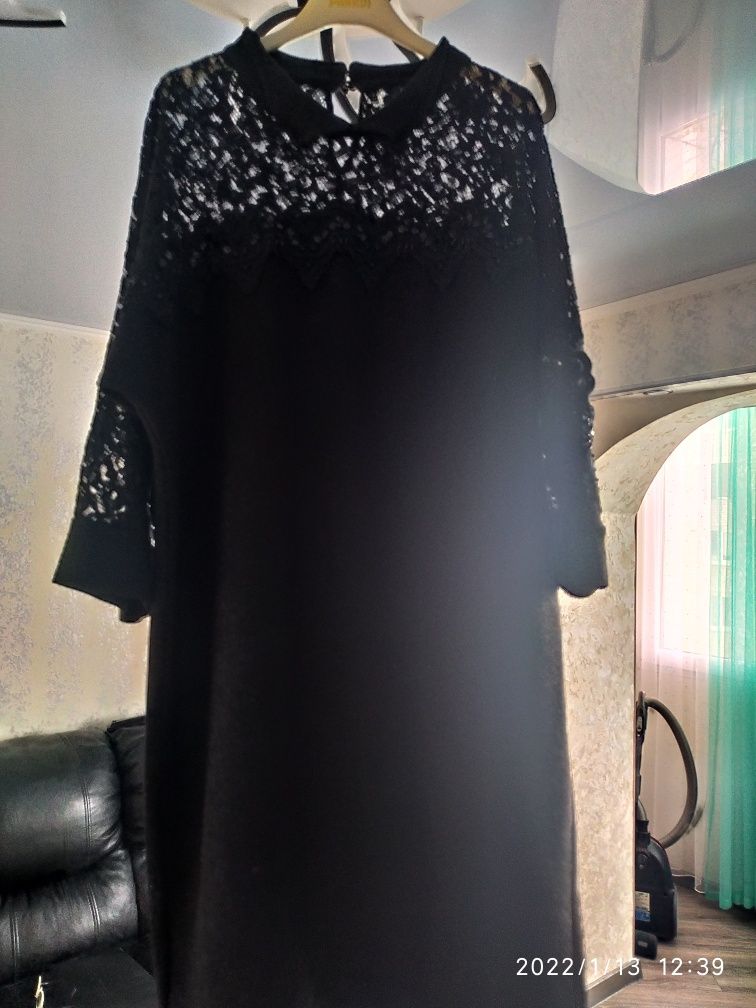 Женское платье черного цвета