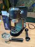 Ekspres kolbowy DeLonghi Dedica Style EC685.BK