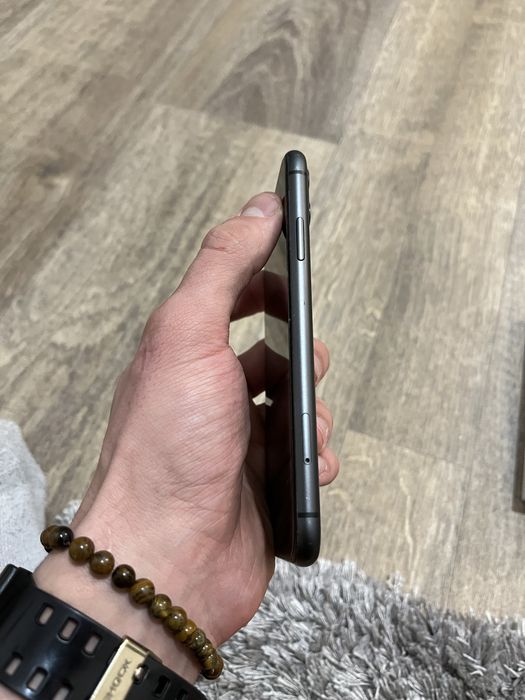 iPhone 11 128 гб в хорошому стані.