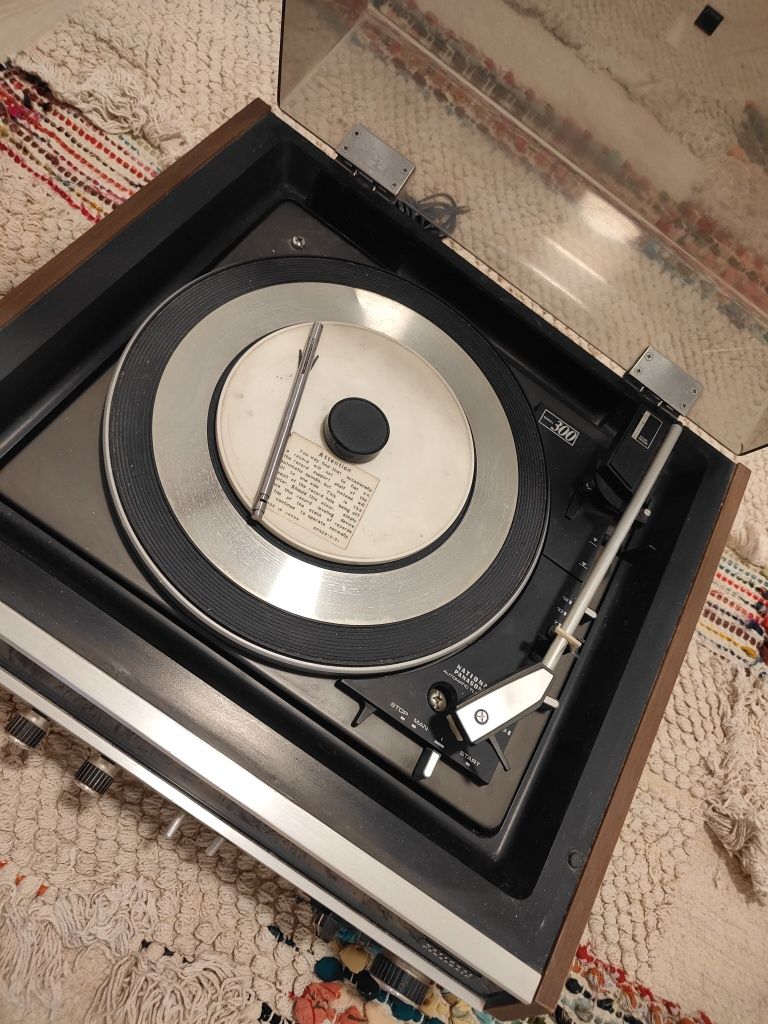Gira discos e radio (Panasonic) de 1969