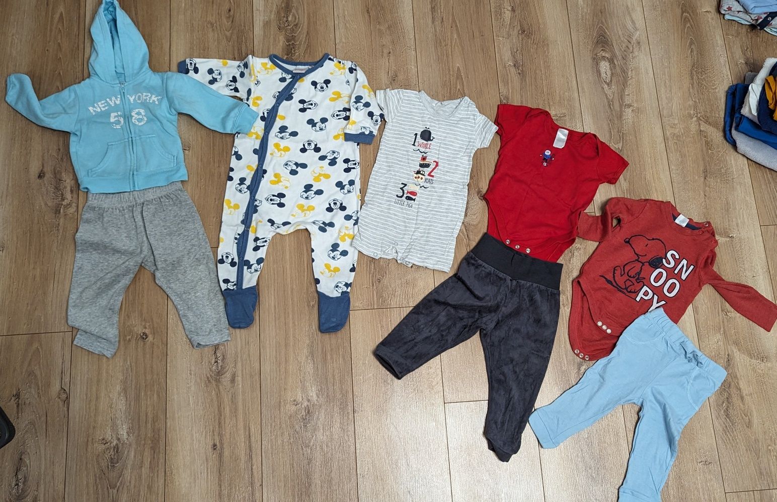 Zestaw dla chłopca 74: bluza NIKE, spodnie, body, śpiochy.