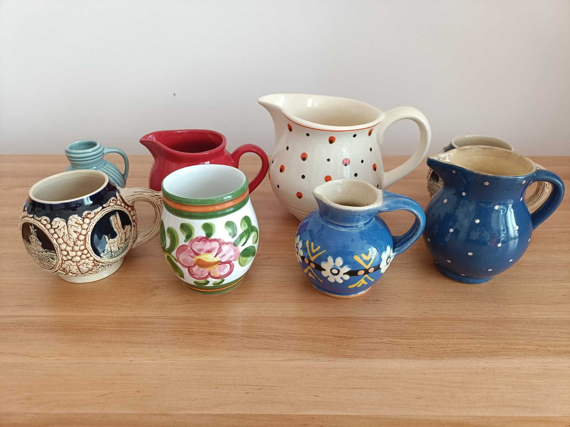 stare ceramiczne dzbanki ozdobne