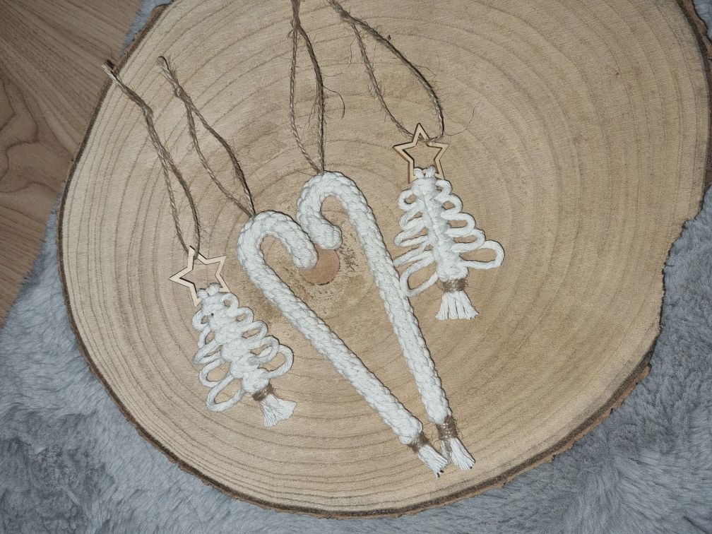 Białe ozdoby choinkowe boho makrama handmade rękodzieło
