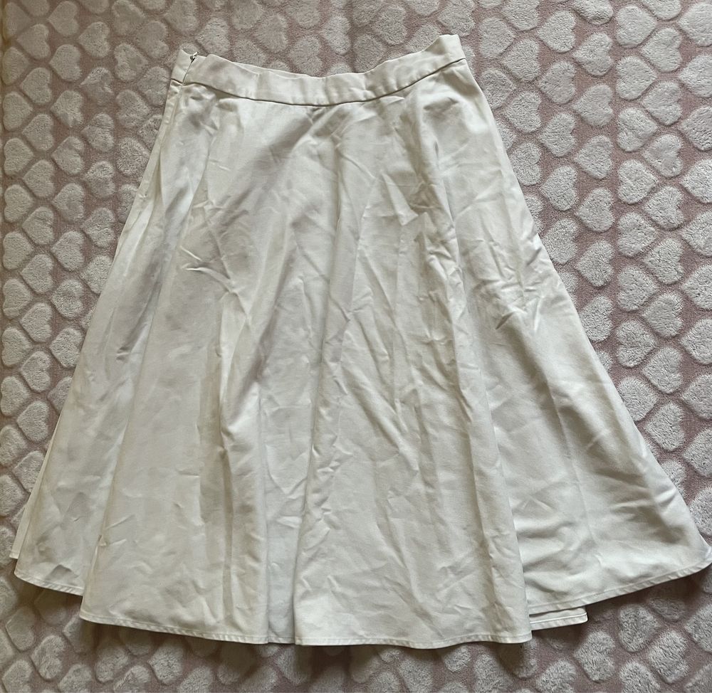 Biała, rozkloszowana spódnica
