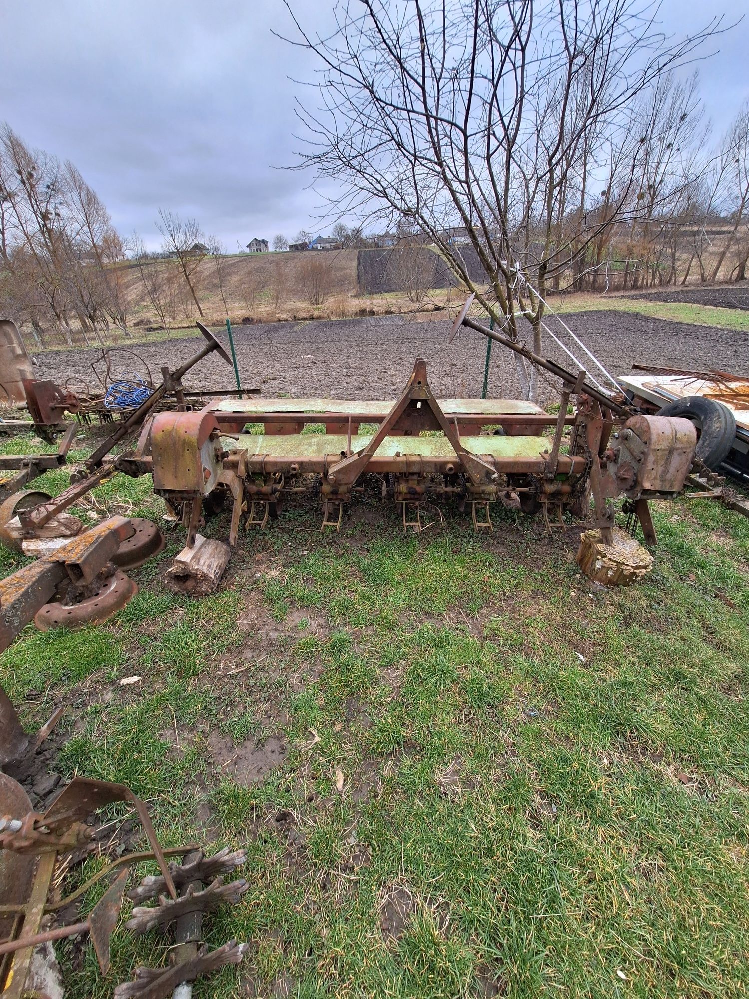 Продам сівалку бурячану, косарку, культиватор,раму.