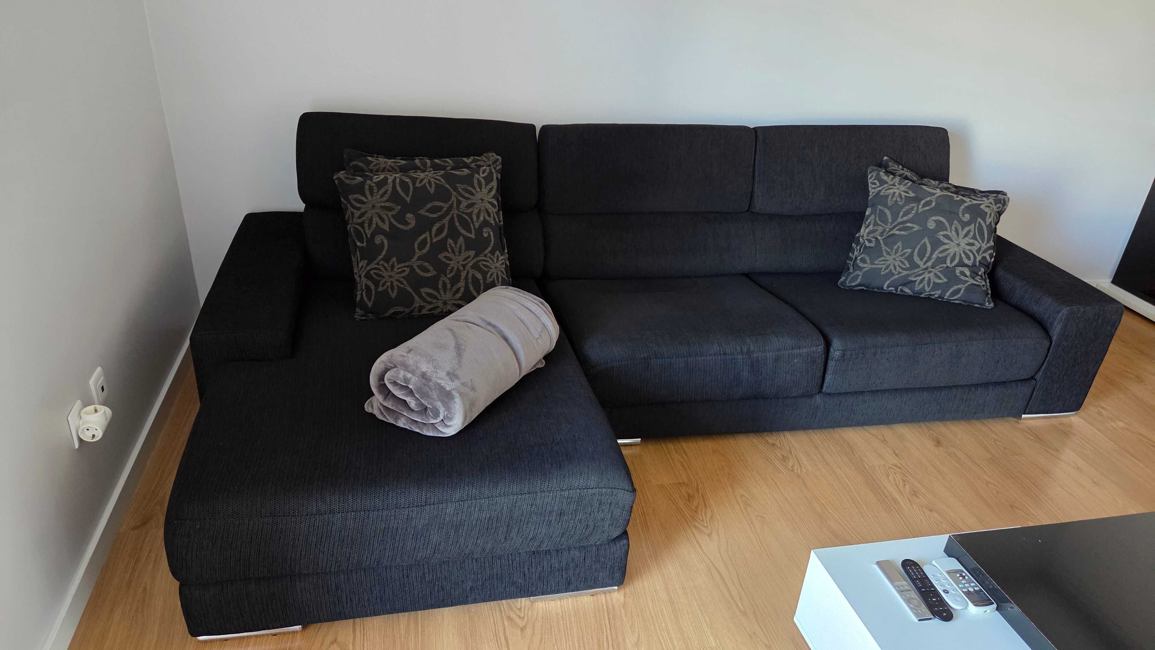 Sofá Chaise Longue e Assentos Extensíveis
