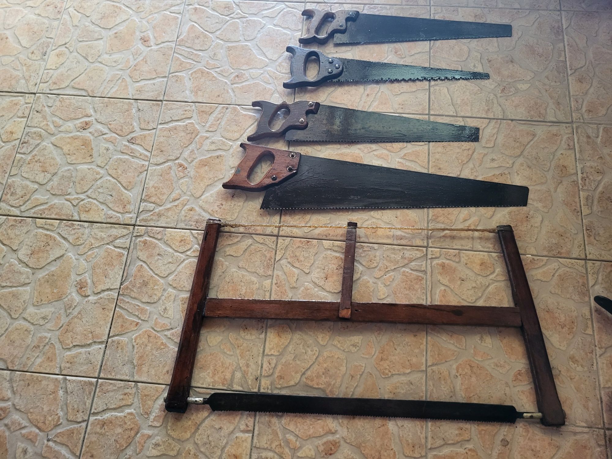 Varios tipos de serras e serrotes