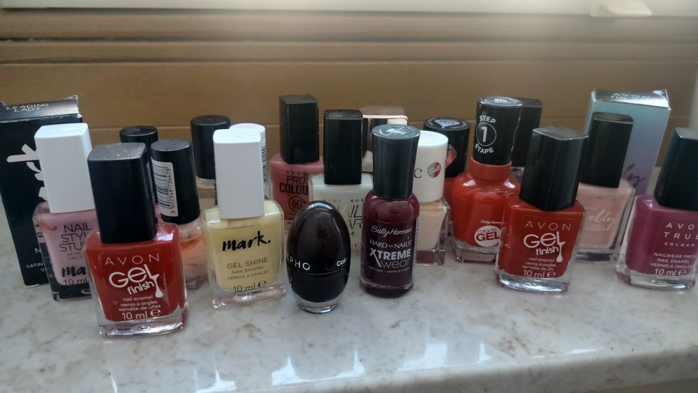 Zestaw 20 lakierów do paznokci Avon Sally Hansen